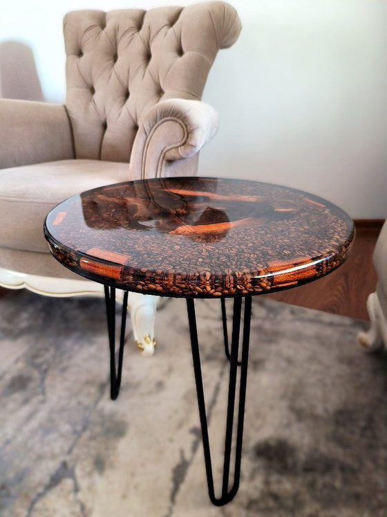 Image 1 of Mesa de centro de resina de nogal hecha a mano con granos de café y anís estrellado.