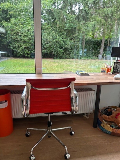 Originele Vitra EA117 bureaustoel – designklassieker in rood leder