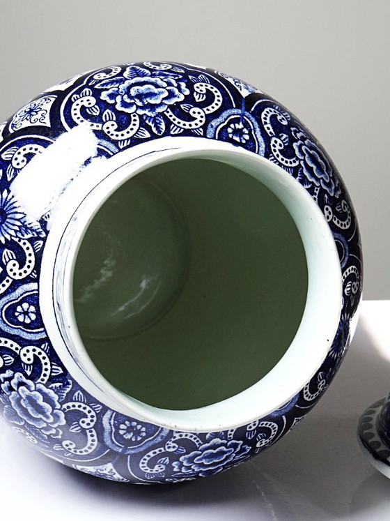 Image 1 of Grote Boch Holland Royal Sphinx aardewerken pot met deksel en Delftsblauwe decoratie.