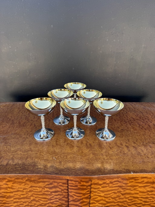 Copas de vino de metal plateado de la década de 1970.