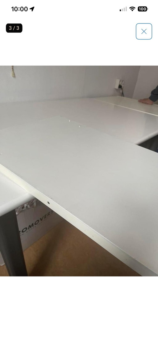 Sturdy off-white dining table with extendable leaves