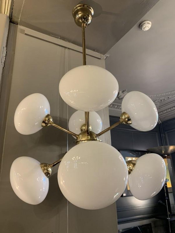 Lustre Sputnik en laiton doré avec 8 globes en verre opalin, années 1970 – Brass, Glass, Italian Design (photo 3 of 11)