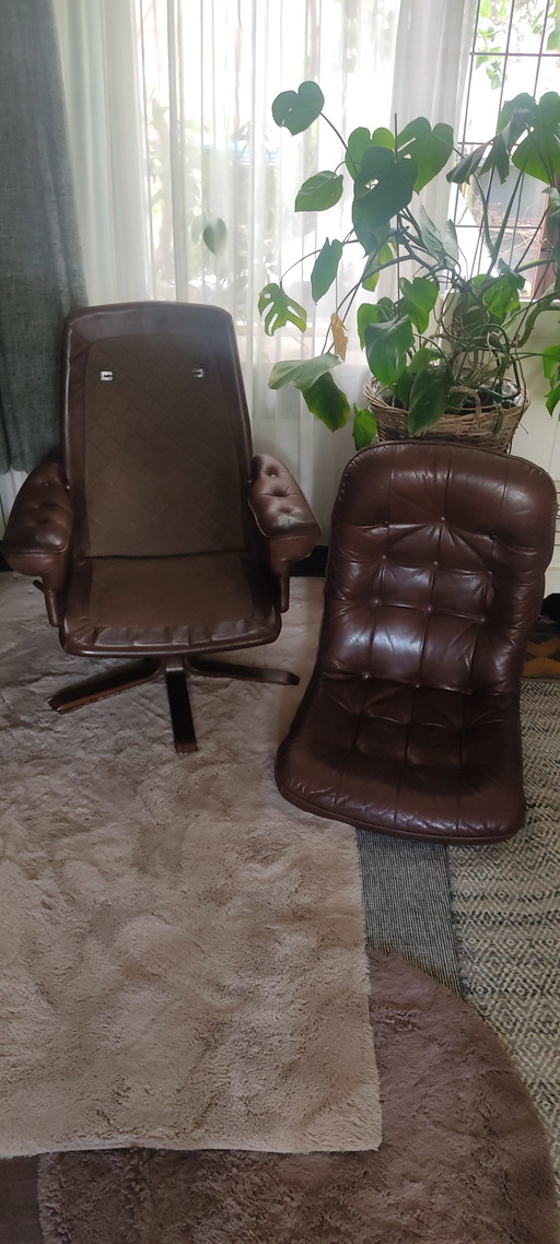 Sillón giratorio de cuero escandinavo vintage