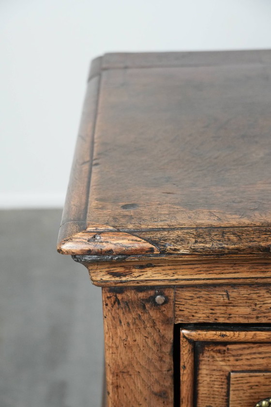Image 1 of Antiek Engels dressoir uit begin 18e eeuw gemaakt van eikenhout 
