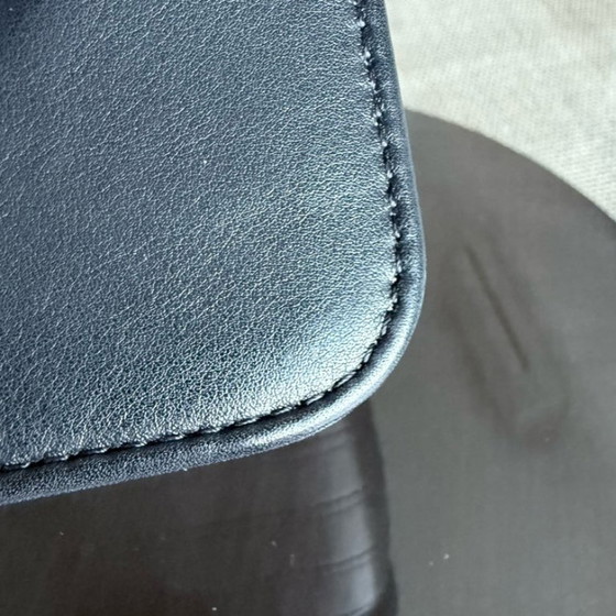 Image 1 of Chanel Flap Medium - Piel de becerro 27CM Chevron Negro Herrajes Dorados Serie 27