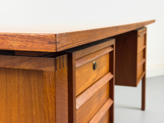 Image 1 of Teakhouten bureau uit het midden van de eeuw door Svend Åge Madsen voor Sigurd Hansen, jaren 60