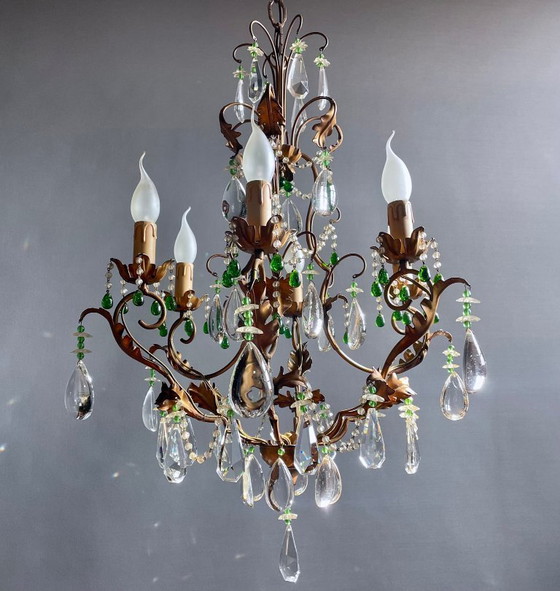 Image 1 of Vintage kroonluchter met zes lampen, versierd met gouden bladeren en kristallen, in klassieke Italiaanse stijl.