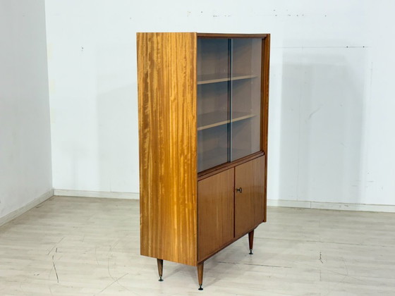 Image 1 of Pièce classique du design de 1966 : vitrine haute en placage noyer élégant / Vitrine vintage / Meuble de salon style Mid-Century