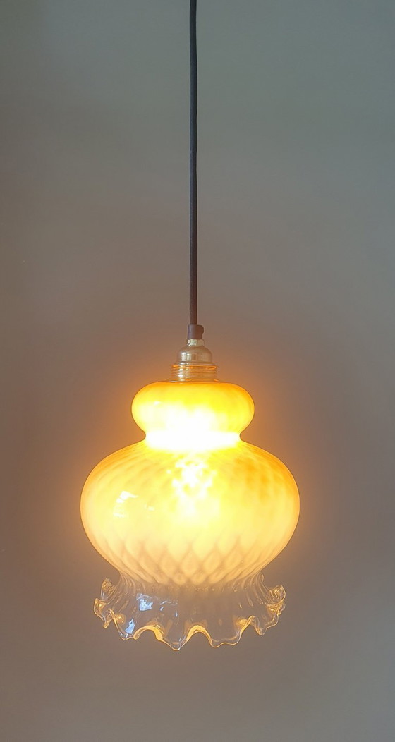 Image 1 of vintage glazen florale hanglamp in roze pastel kleur met textuur. Deels transparent.