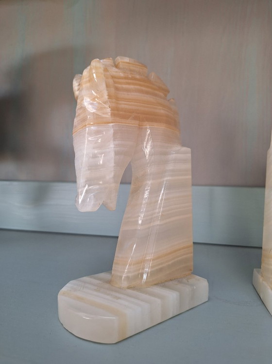 Buchstützen aus Onyxmarmor in Pferdeform, Dekorative Objekte, Creme (Foto 3 von 6)