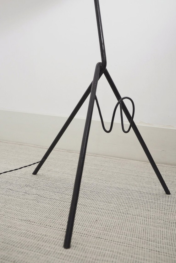 Image 1 of Vintage Le Klint vloerlamp met originele handgevouwen geplooide acrylkap, Deense mid-century moderne leeslamp met magazijn.