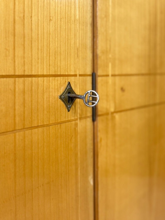 Image 1 of Vintage kledingkast, grote houten kast, linnenkast