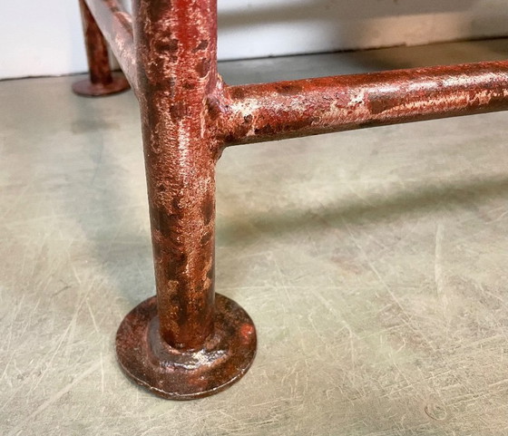 Image 1 of Table de travail industrielle rouge avec deux tiroirs en fer vert, années 1960