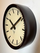 Reloj de pared industrial de baquelita de Pragotron, década de 1960