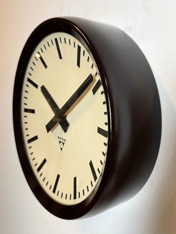 Image 1 of Orologio da parete industriale in bachelite di Pragotron, anni '60