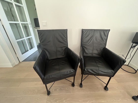 Image 1 of 2 Montis Chaplin eetkamerstoelen met wielen. 