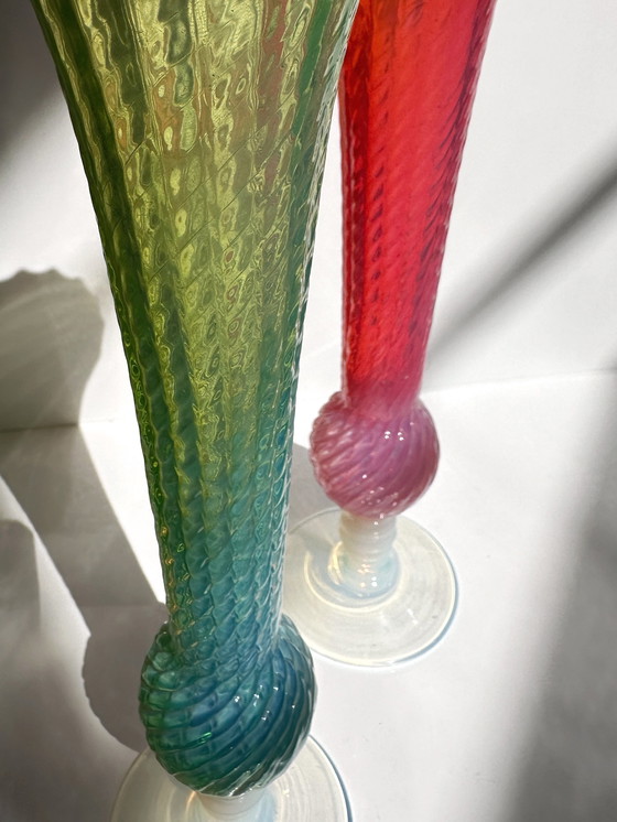 Image 1 of Paire de vases vintage MCM Empoli en verre opalin, verre laiteux, irisé, rose, vert, tourbillon, Italie, milieu du siècle, Muran