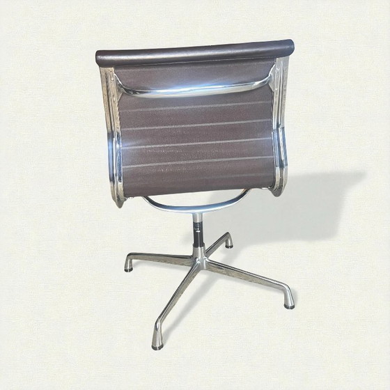 Image 1 of Original Vintage Vitra EA 105 hergestellt 1986. Ray und Charles Eams Drehstuhl mit dunkel braunem Lederbezug und Label