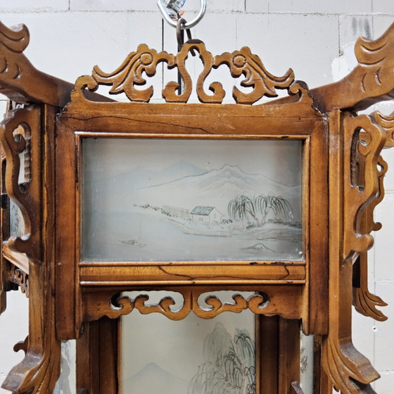 Image 1 of Lanterne/suspension chinoise vintage en bois avec panneaux de verre et scènes traditionnelles