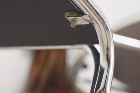 Image 1 of Tavolino laterale Bauhaus cromato con piano in acciaio tubolare e MDF nero, panca/mensola in stile Laccio di Marcel Breuer