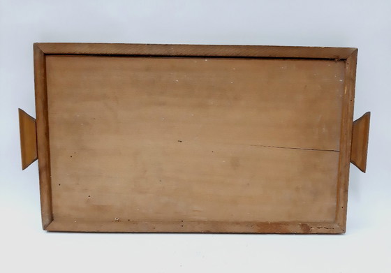 Image 1 of Bandeja de madera antigua para servir con flores pintadas a mano bajo cristal.