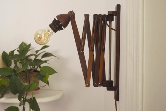 Image 1 of Wandlamp in schaarvorm uit het midden van de 20e eeuw, Scandinavische accordeonlamp, verstelbare houten wandlamp met stekker.