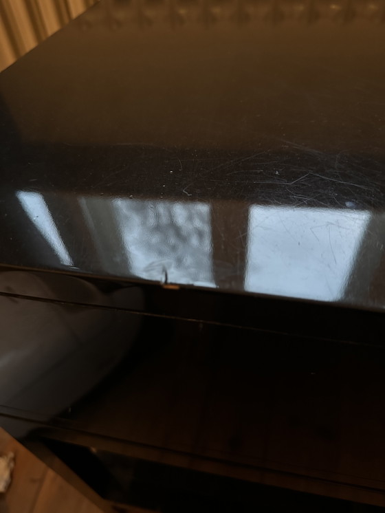 Image 1 of 2 mesitas de noche de la colección JNL – Negro brillante – Diseño de lujo