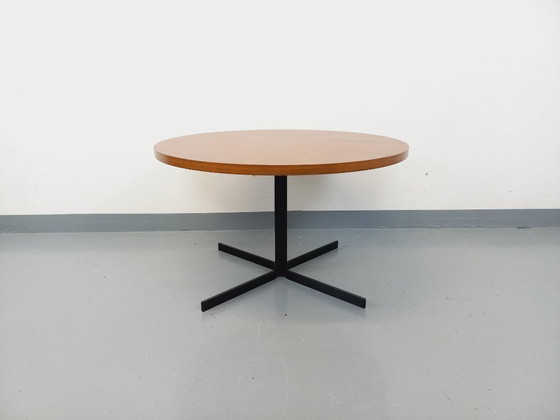 Image 1 of Grande table basse ronde style scandinave vintage modulable en table à manger “monte et baisse”, en teck et métal noir