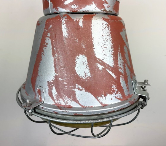 Image 1 of Suspension industrielle en forme de cage avec abat-jour en verre, de Mesko, années 1970