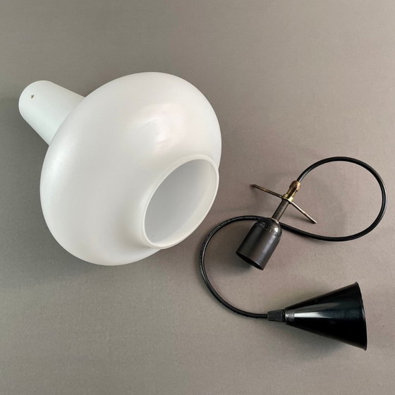 Image 1 of Lampada a sospensione in vetro opalino nello stile dello Stilnovo. Moderna di metà secolo. Italia, anni '60