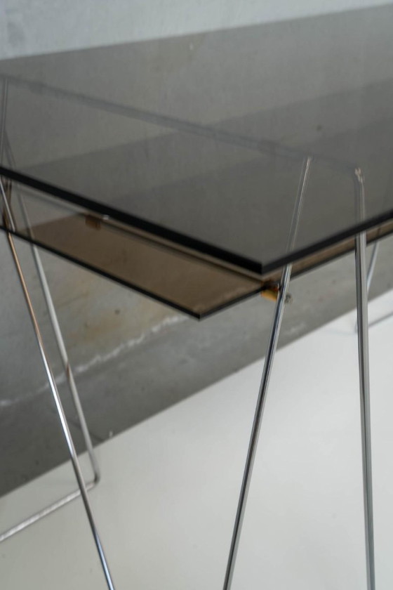Image 1 of Bureau vintage en verre avec base chromée