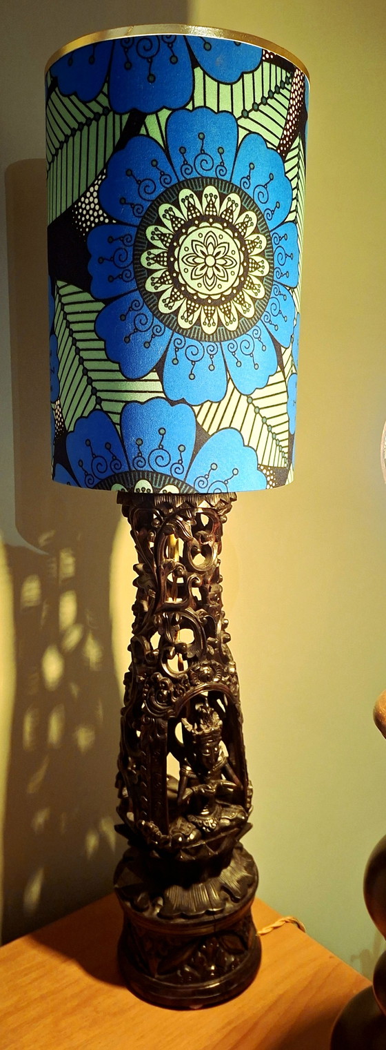 Image 1 of Handgesneden houten lampvoet met nieuwe lampenkap – karaktervol uniek stuk