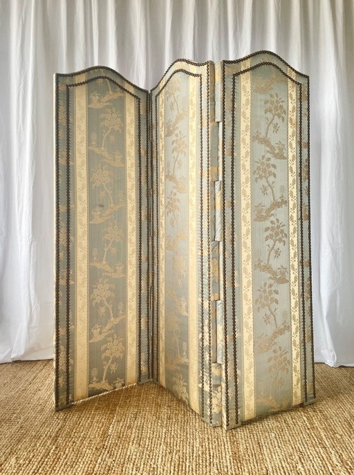 Biombo antiguo de estilo chinoiserie, principios del siglo XX, realizado en seda damasco.