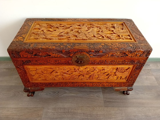 Baule cinese in canfora intagliato vintage – Armadi contenitori, Legno, Ottone (photo 4 of 15)