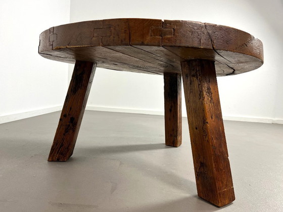Image 1 of Antiker runder Couchtisch im spanischen Brutalismus-Stil aus massiver Eiche, 1930er Jahre