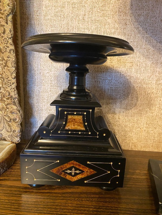 Image 1 of Dos cuencos de mármol de un juego de repisa de chimenea