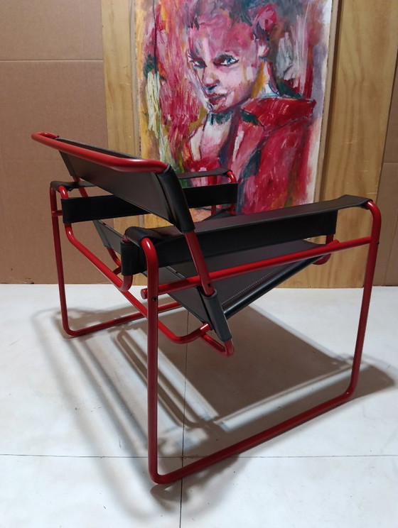 Image 1 of Bolso Knoll Wassily B3 rojo mate, nuevo-usado, en piel negra, de Marcel Breuer.