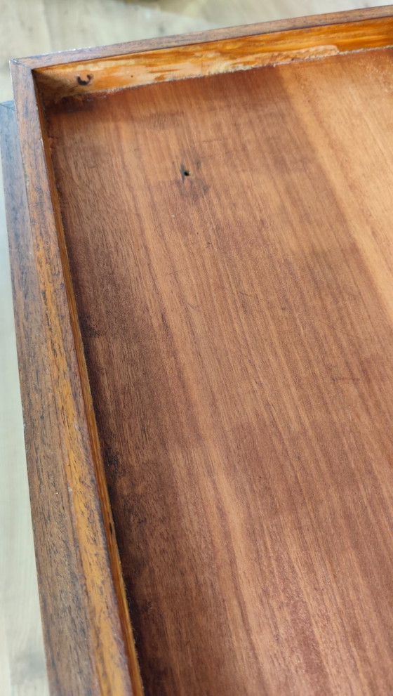 Image 1 of Un vecchio tavolo da lavoro riadattato come grande tavolino da caffè