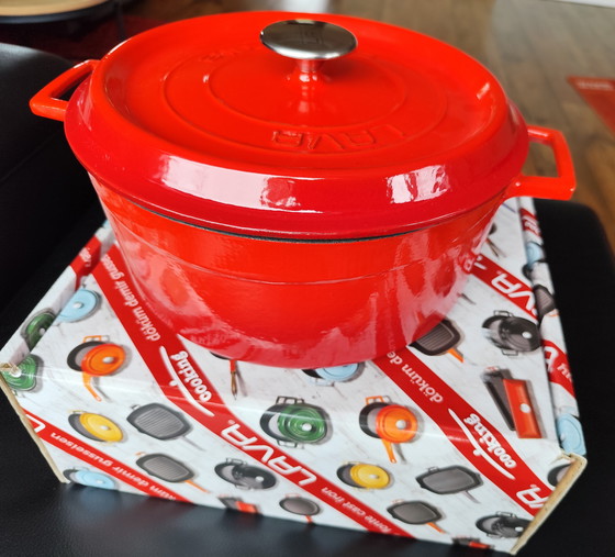 Image 1 of LAVA gietijzeren braadpan/cocotte – XL 28 cm, 6,7 liter, rood (nieuw en in originele verpakking)