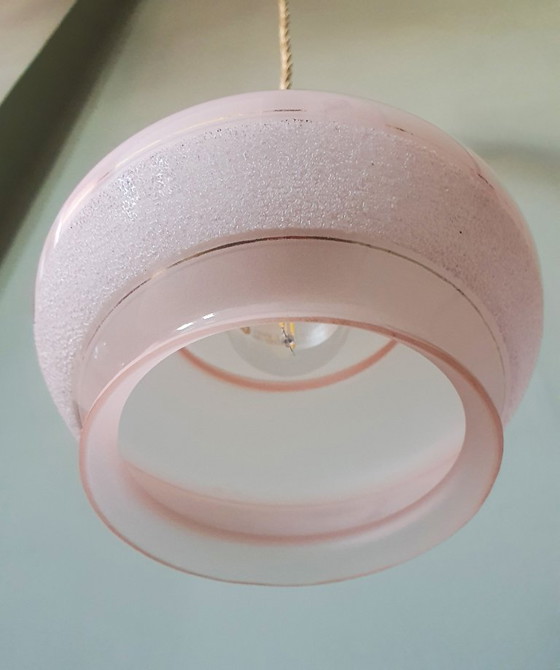 Image 1 of Lampada a sospensione vintage rosa - vetro opalino con bordo decorativo satinato