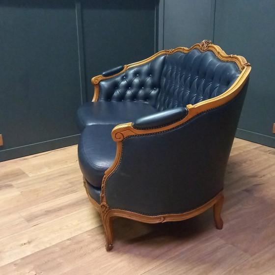 Image 1 of Irresistibile divano Chesterfield vittoriano a due posti in blu navy: un vero colpo d'occhio!