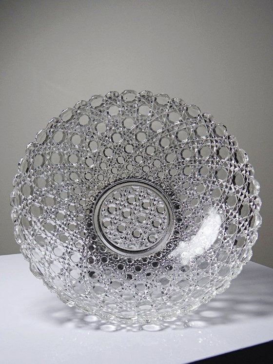 Image 1 of Bol antiguo de vidrio prensado con puntas de diamante, circa 1920-1950, sobre una base de peltre.