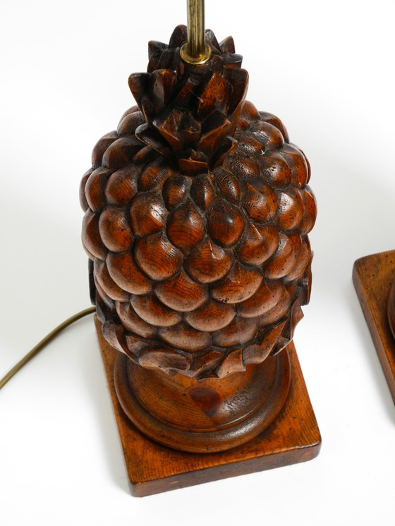 Image 1 of Pareja de grandes lámparas de sobremesa "Piña" de madera de pino teñida, muy decorativas, de estilo Mid Century Modern.