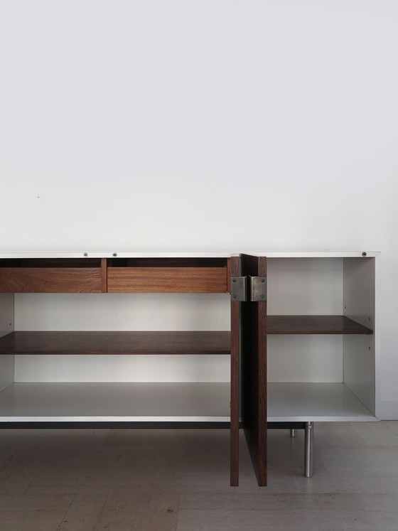 Credenza in formica bianca e legno scuro, Italia, anni '60 – Credenze con vetrina, Metallo (photo 7 of 19)
