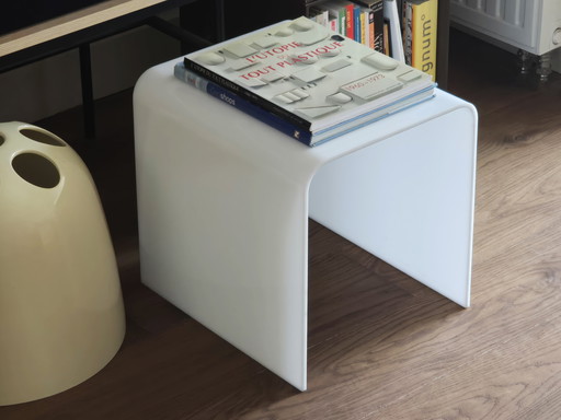 1970er Jahre Vintage Italienisch Modernist Weiß geformt Acryl Beistelltisch - Space Age Minimalist Tabelle.