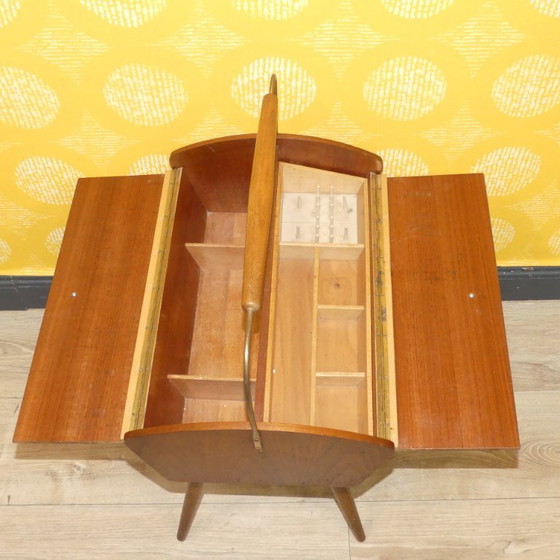 Image 1 of Panier à couture classique des années 50 Boîte à couture en bois sur pieds