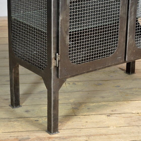 Image 1 of Armoire médicale vintage, années 1970