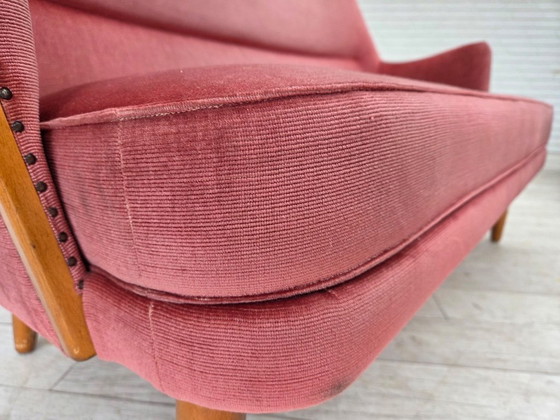 Image 1 of Schwedisches 2-Sitzer-Sofa aus den 1970er Jahren, rosa Möbelvelours, Buchenholz.