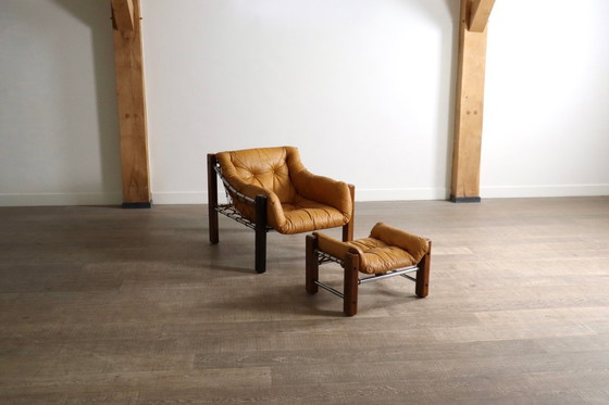Image 1 of Rara poltrona lounge Amazonas con poggiapiedi in pelle color cognac, disegnata da Jean Gillon, Brasile, anni '60.