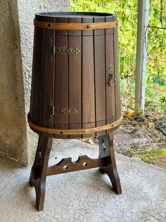 Image 1 of Meuble bar vintage en forme de tonneau 